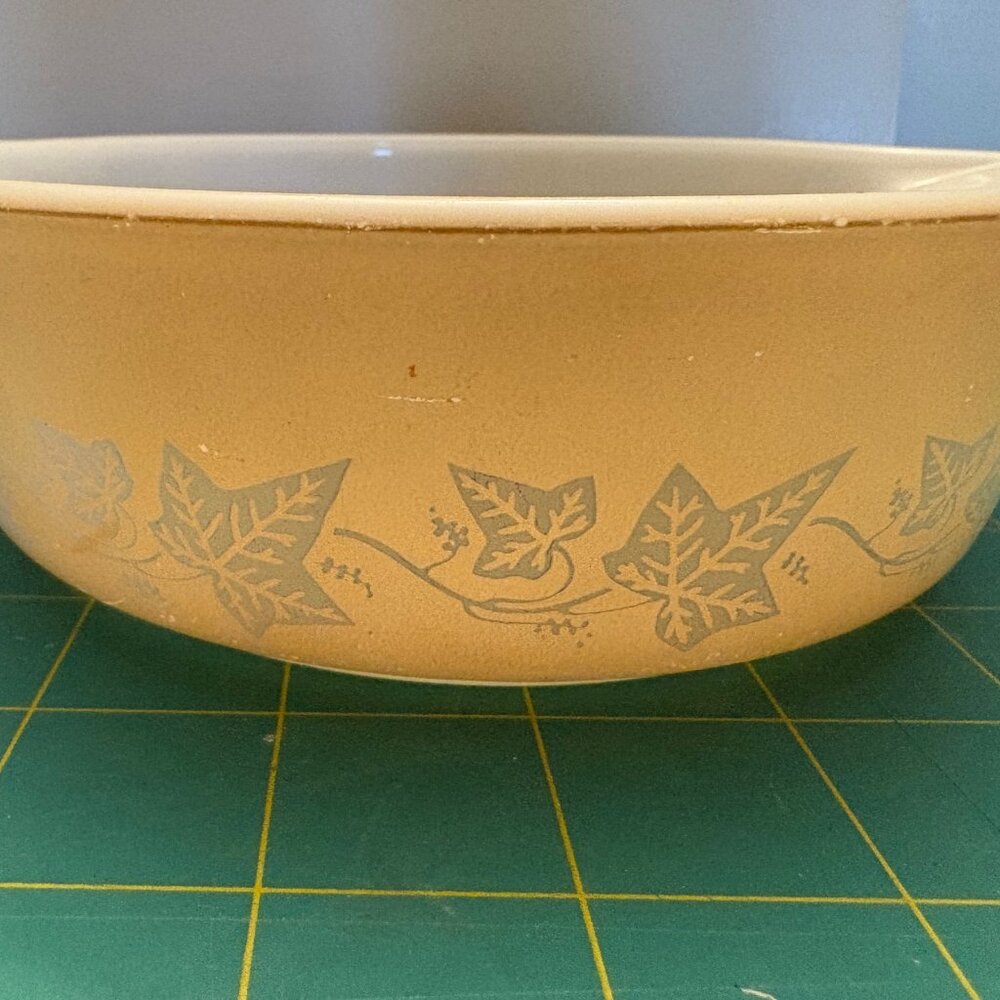 Vintage Pyrex Sandalwood Tan White Ivy Leaf Dish (#471 1 Pint) - Picture 5 of 6